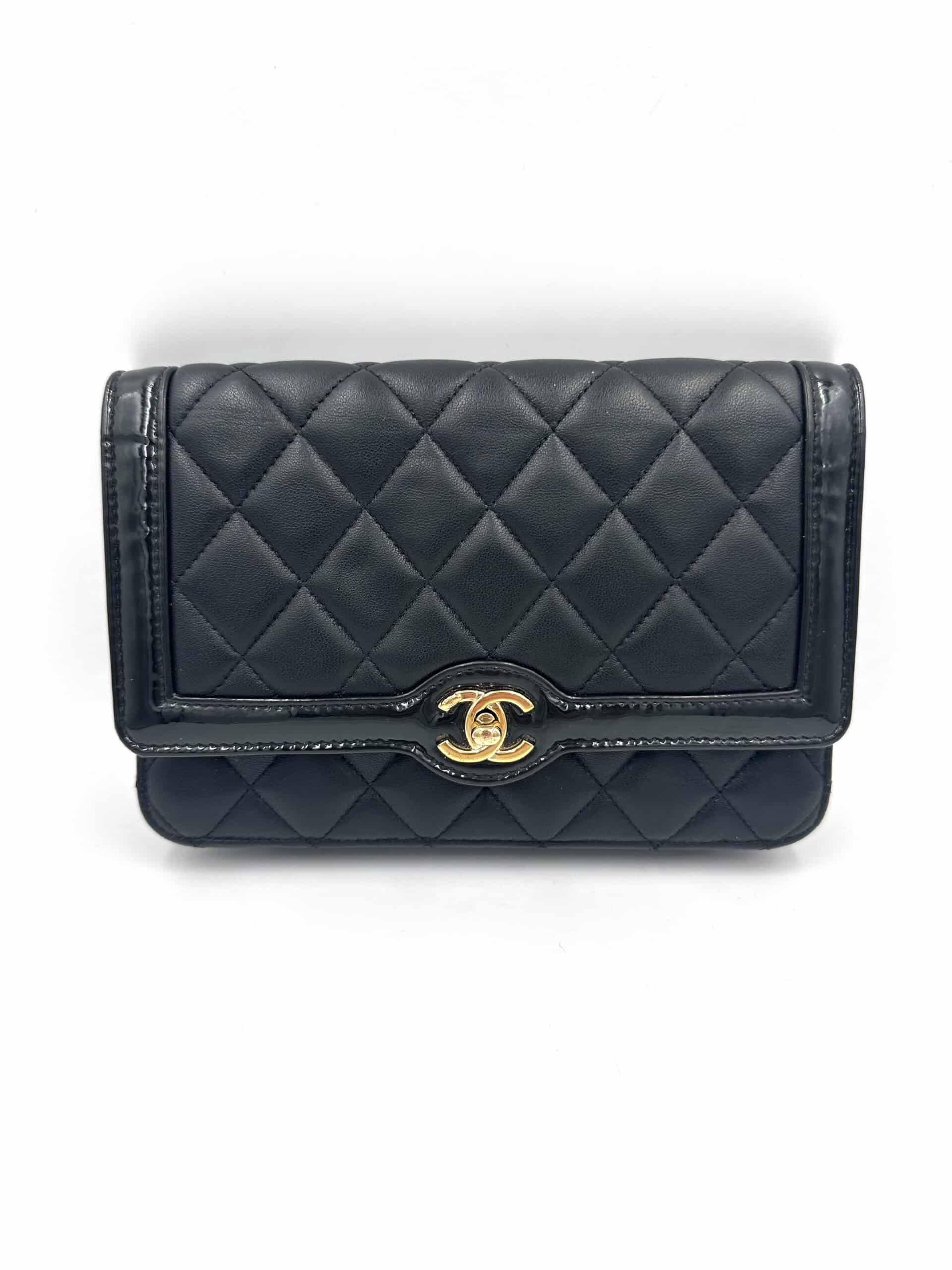 Wallet on Chain en cuir lisse noir et détail verni