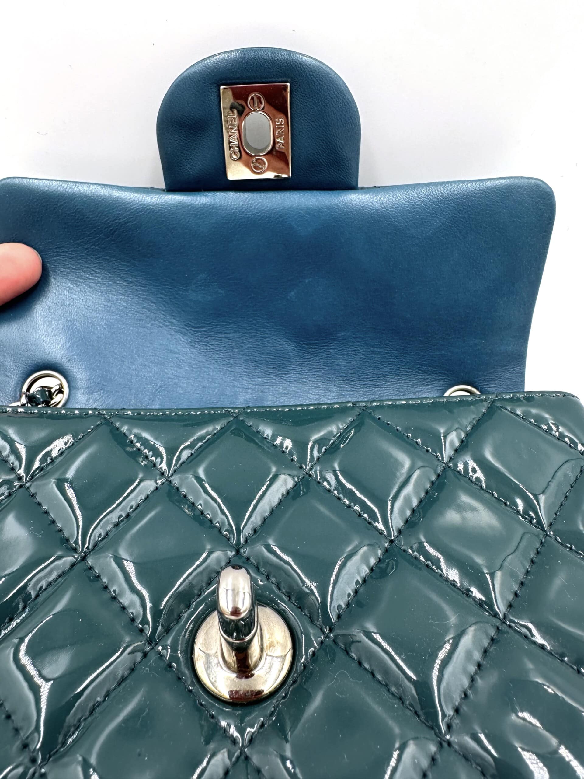 Sac mini Timeless / Classique en cuir verni bleu canard - Image 4
