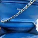 Wallet on Chain en cuir verni bleu - Thumbnail Image 7