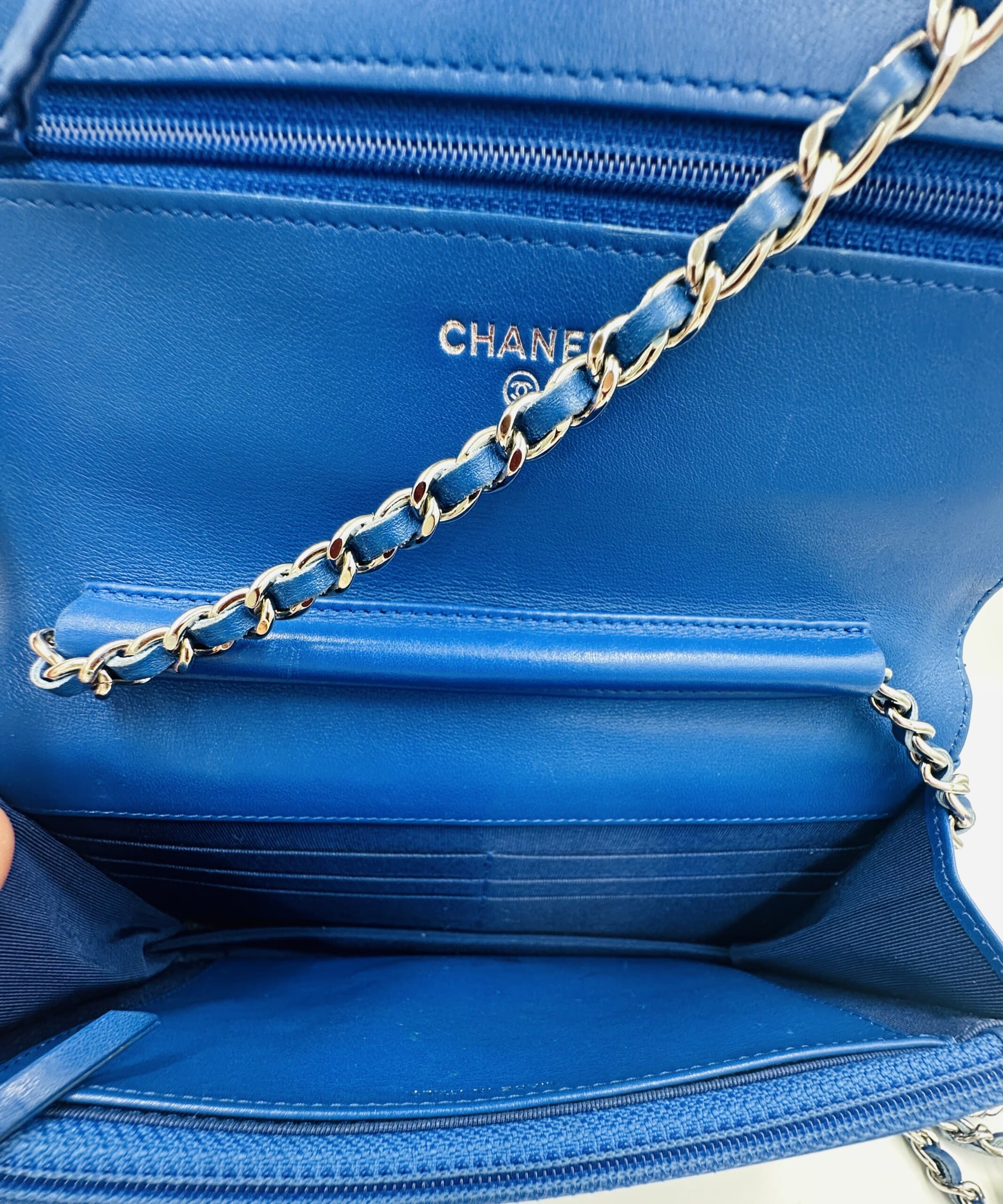 Wallet on Chain en cuir verni bleu - Image 7